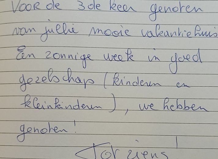 Ruim terras met ligstoelen bij Vakantiehuis Alegria in Westende, Belgie.