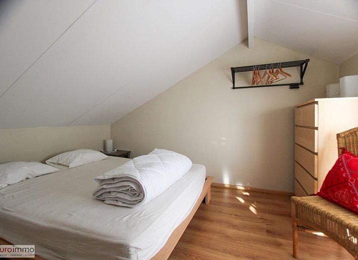 Compacte badkamer in Zee en Polder vakantiehuis, Westende, Belgische kust, met toilet en wastafel.