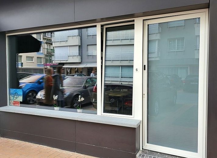 Eetkamer in Aan't zeetje - Westende appartement met moderne inrichting in West-Vlaanderen, Belgie.