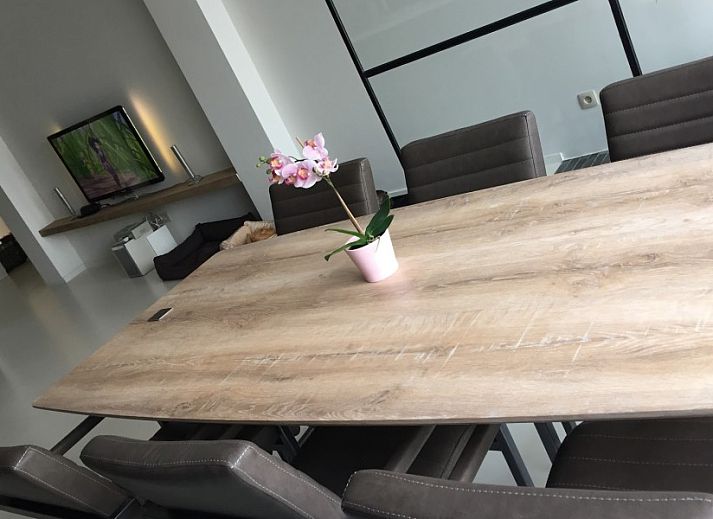 Eetkamer in Aan't zeetje - Westende appartement met moderne inrichting in West-Vlaanderen, Belgie.