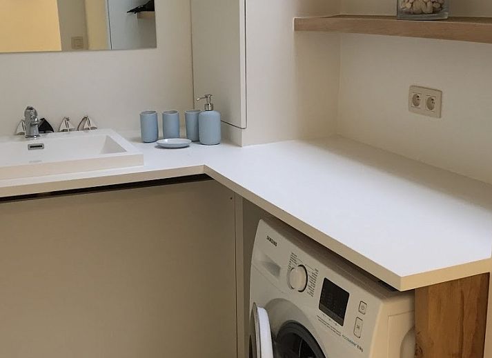 Vooraanzicht van Aan't zeetje - Westende appartement in West-Vlaanderen, Belgie met moderne gevel.