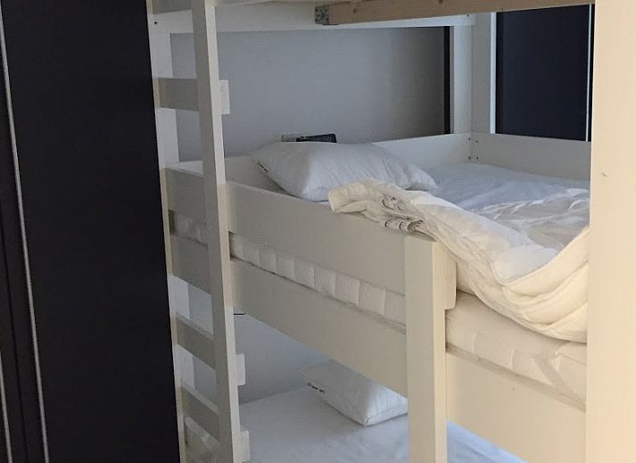 Gezellige woonkamer met open haard in Aan't zeetje - Westende vakantieappartement, West-Vlaanderen, Belgie.