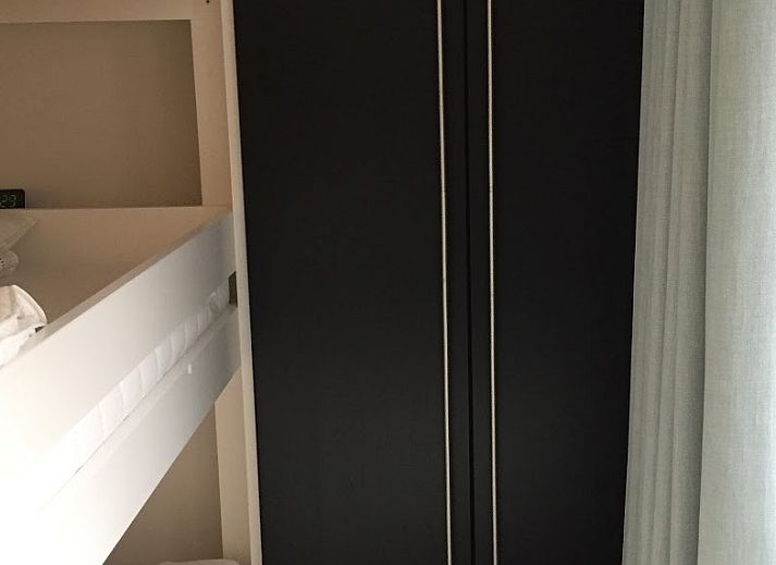 Gezellige woonkamer met open haard in Aan't zeetje - Westende vakantieappartement, West-Vlaanderen, Belgie.