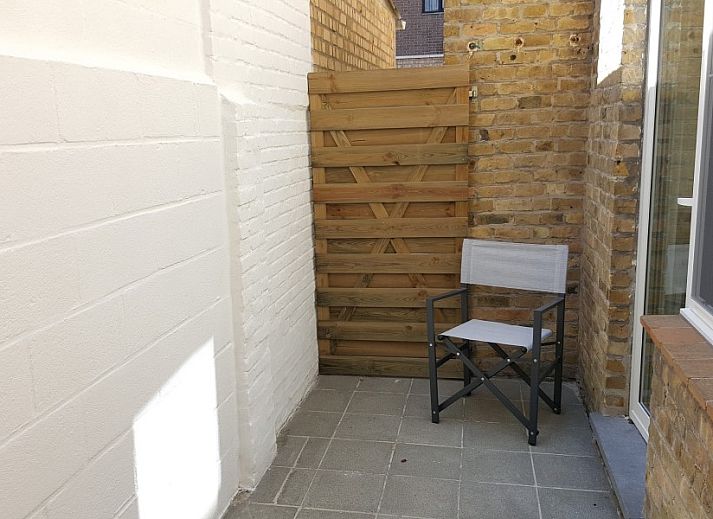 Gezellige woonkamer met open haard in Aan't zeetje - Westende vakantieappartement, West-Vlaanderen, Belgie.