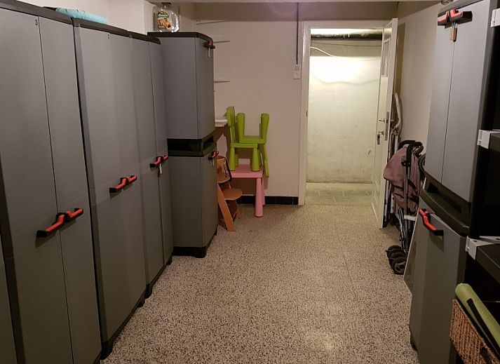 Gezellige woonkamer met open haard in Aan't zeetje - Westende vakantieappartement, West-Vlaanderen, Belgie.