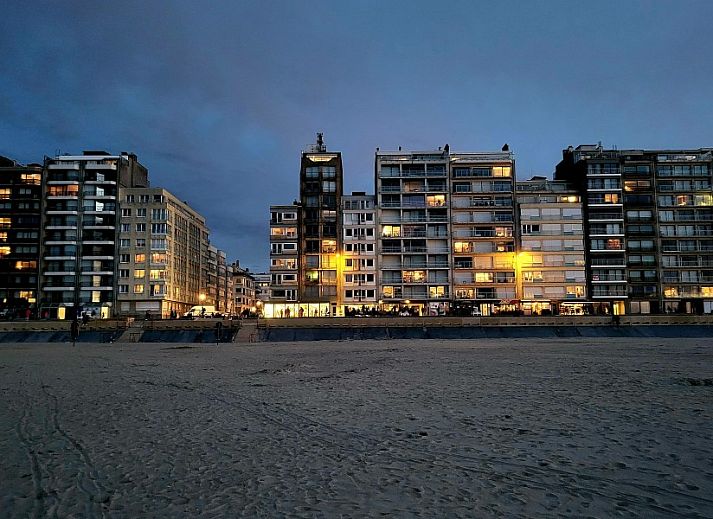 Ruime eetkamer met houten tafel in Aan't zeetje - Westende appartement, West-Vlaanderen, Belgie.