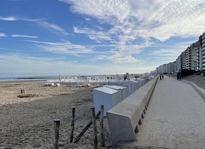 Ruime eetkamer met houten tafel in Aan't zeetje - Westende appartement, West-Vlaanderen, Belgie.