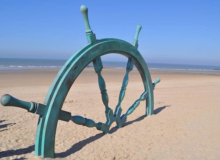 Ruime eetkamer met houten tafel in Aan't zeetje - Westende appartement, West-Vlaanderen, Belgie.