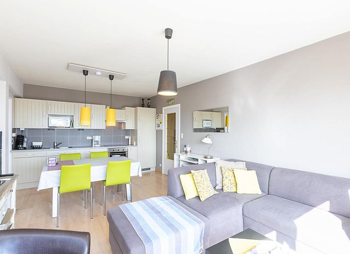 Lichte woonkamer van vakantiehuis Con Amore - 0403 in Westende, Belgie, met moderne open keuken en comfortabele zithoek.