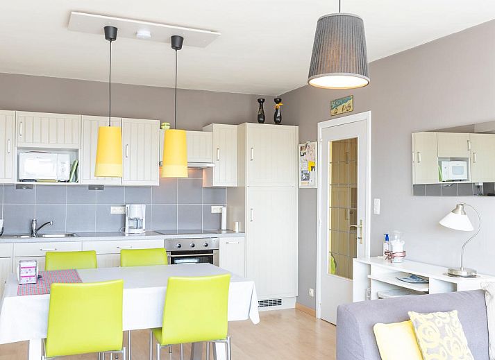 Lichte woonkamer van vakantiehuis Con Amore - 0403 in Westende, Belgie, met moderne open keuken en comfortabele zithoek.