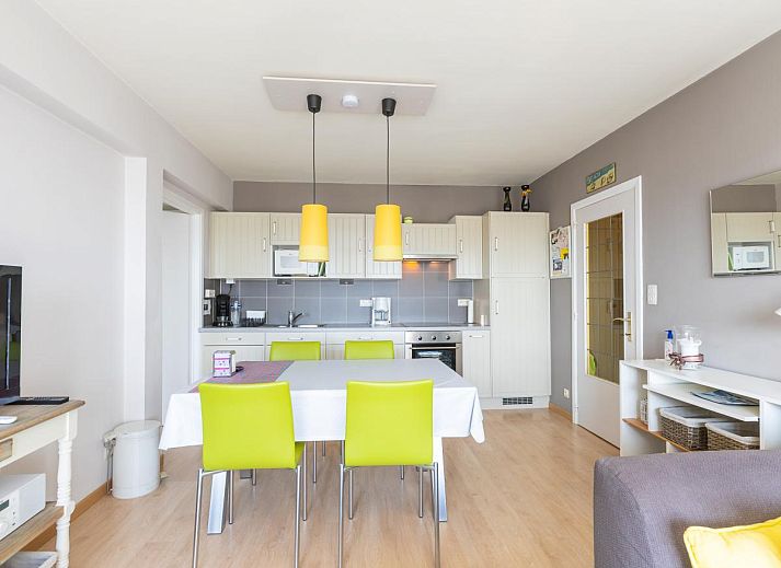 Lichte woonkamer van vakantiehuis Con Amore - 0403 in Westende, Belgie, met moderne open keuken en comfortabele zithoek.