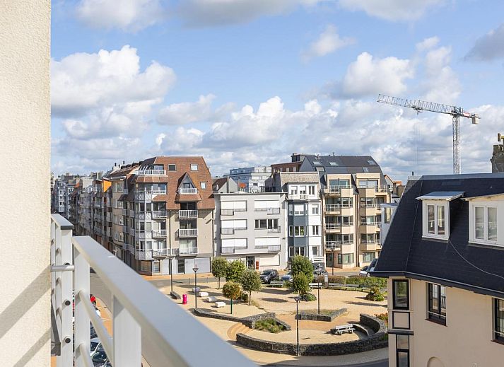 Lichte woonkamer van vakantiehuis Con Amore - 0403 in Westende, Belgie, met moderne open keuken en comfortabele zithoek.