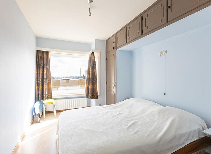 Moderne keuken en eetruimte in vakantiehuis Con Amore - 0403, Westende, Belgie, met stijlvolle inrichting en comfortabele zitplaatsen.