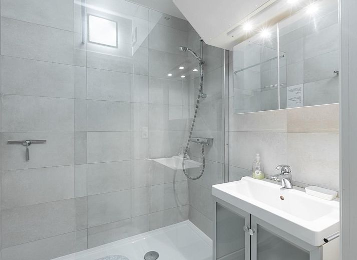 Moderne keuken en eetruimte in vakantiehuis Con Amore - 0403, Westende, Belgie, met stijlvolle inrichting en comfortabele zitplaatsen.