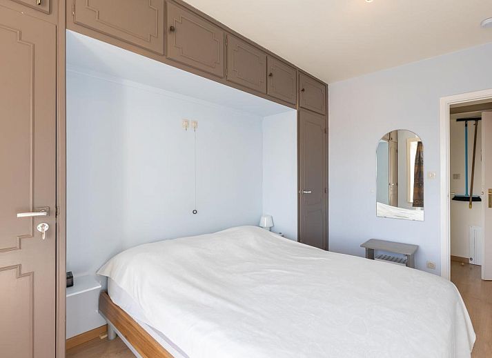 Moderne keuken en eetruimte in vakantiehuis Con Amore - 0403, Westende, Belgie, met stijlvolle inrichting en comfortabele zitplaatsen.