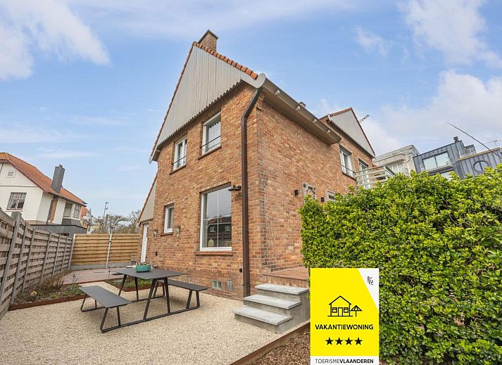 Geniet van het charmante Maison Edith vakantiehuis in Westende, West-Vlaanderen, met een uitnodigend terras voor ontspanning.