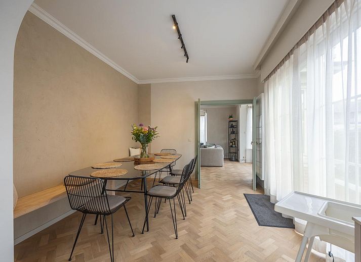 Geniet van het charmante Maison Edith vakantiehuis in Westende, West-Vlaanderen, met een uitnodigend terras voor ontspanning.