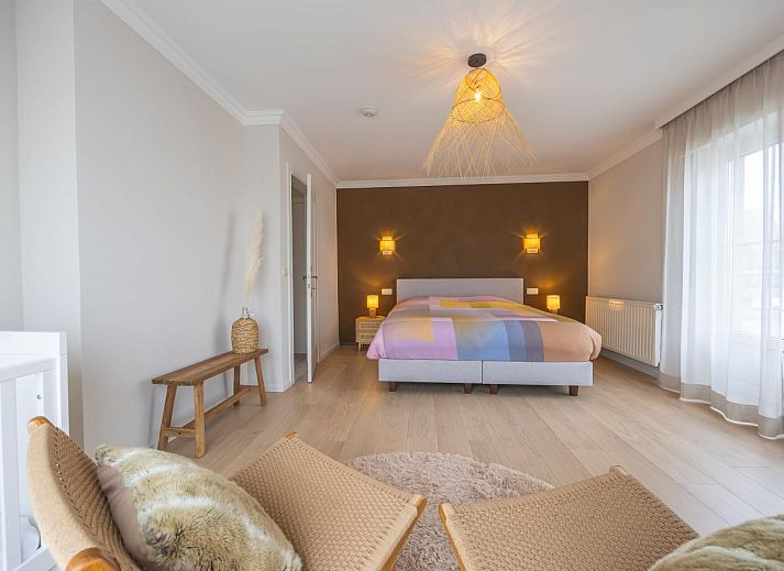 Maison Edith, een charmant vakantiehuis in Westende, West-Vlaanderen, biedt een gastvrije buitenkant met rode bakstenen en een zonnig terras.