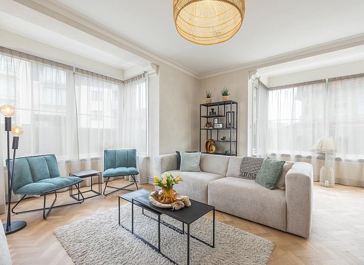 Maison Edith, een charmant vakantiehuis in Westende, West-Vlaanderen, biedt een gastvrije buitenkant met rode bakstenen en een zonnig terras.