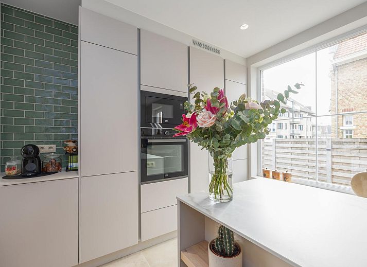 Stijlvolle woonkamer van vakantiehuis Maison Edith in Westende, West-Vlaanderen, Belgie met ruime zithoek en moderne inrichting.