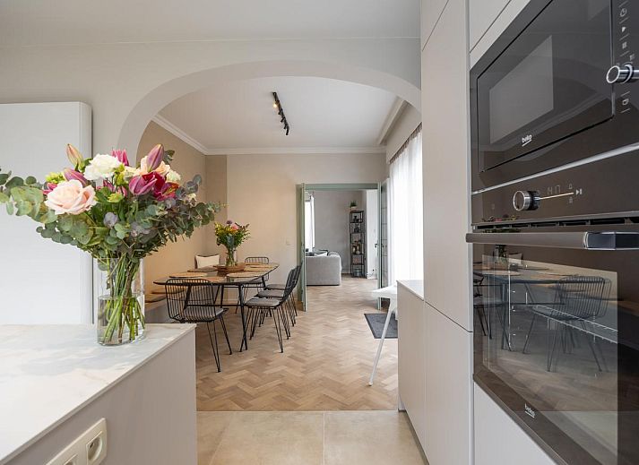 Stijlvolle woonkamer van vakantiehuis Maison Edith in Westende, West-Vlaanderen, Belgie met ruime zithoek en moderne inrichting.