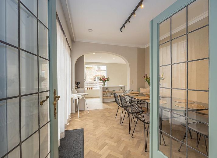 Stijlvolle woonkamer van vakantiehuis Maison Edith in Westende, West-Vlaanderen, Belgie met ruime zithoek en moderne inrichting.