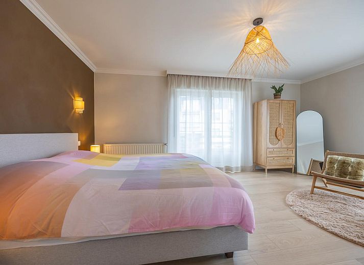 Stijlvolle woonkamer van vakantiehuis Maison Edith in Westende, West-Vlaanderen, Belgie met ruime zithoek en moderne inrichting.
