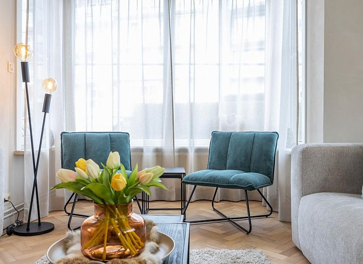 Stijlvolle woonkamer van vakantiehuis Maison Edith in Westende, West-Vlaanderen, Belgie met ruime zithoek en moderne inrichting.