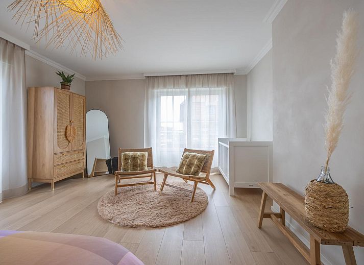 Stijlvolle eetruimte in Maison Edith, een vakantiehuis in Westende, West-Vlaanderen, met veel natuurlijk licht en moderne inrichting.