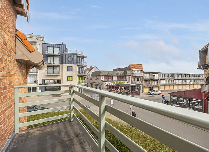 Stijlvolle eetruimte in Maison Edith, een vakantiehuis in Westende, West-Vlaanderen, met veel natuurlijk licht en moderne inrichting.