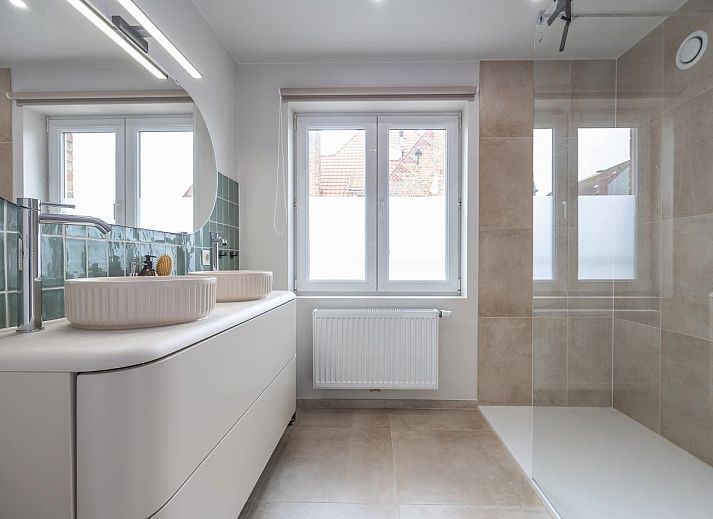 Stijlvolle eetruimte in Maison Edith, een vakantiehuis in Westende, West-Vlaanderen, met veel natuurlijk licht en moderne inrichting.