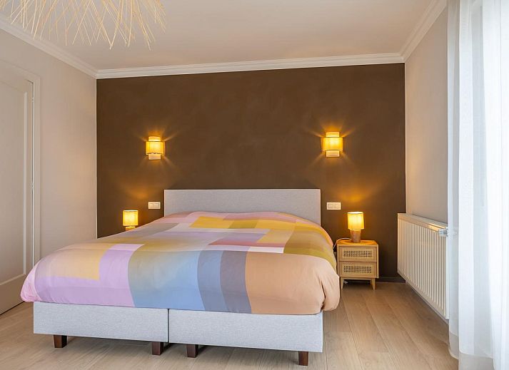 Stijlvolle eetruimte in Maison Edith, een vakantiehuis in Westende, West-Vlaanderen, met veel natuurlijk licht en moderne inrichting.