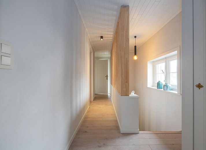 Stijlvolle eetruimte in Maison Edith, een vakantiehuis in Westende, West-Vlaanderen, met veel natuurlijk licht en moderne inrichting.