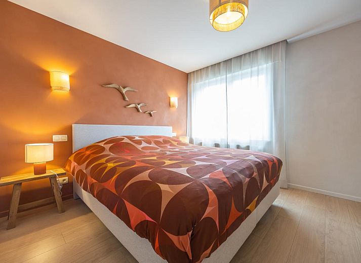 Moderne keuken van Maison Edith, vakantiehuis in Westende, West-Vlaanderen, Belgie, met ruime kookeiland en veel natuurlijk licht.
