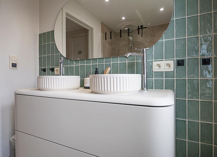 Moderne keuken van Maison Edith, vakantiehuis in Westende, West-Vlaanderen, Belgie, met ruime kookeiland en veel natuurlijk licht.