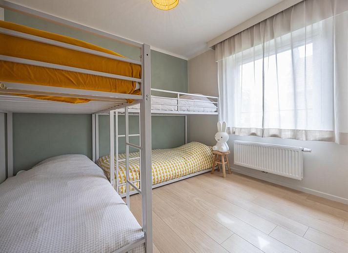 Moderne keuken van Maison Edith, vakantiehuis in Westende, West-Vlaanderen, Belgie, met ruime kookeiland en veel natuurlijk licht.