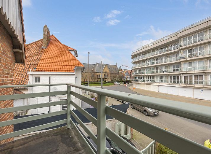 Moderne keuken van Maison Edith, vakantiehuis in Westende, West-Vlaanderen, Belgie, met ruime kookeiland en veel natuurlijk licht.