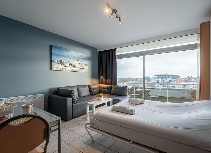 Appartement Studio 502 in Bredene, West-Vlaanderen biedt een moderne woonkamer met uitzicht op de stad en comfortabele zitruimte.