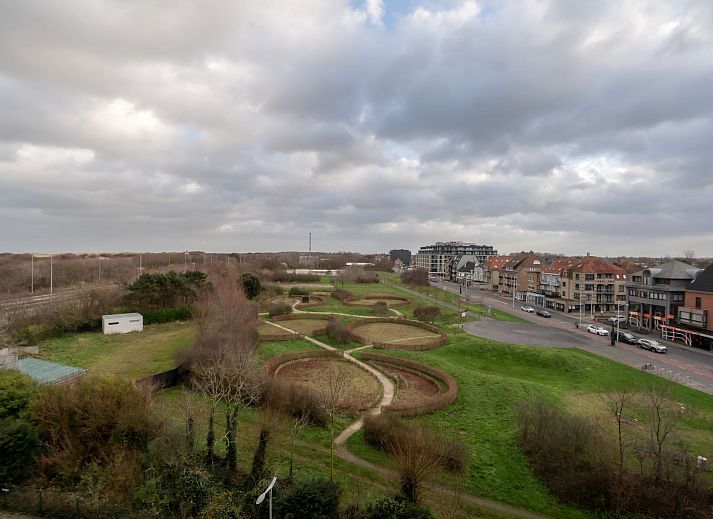 Appartement Studio 502 in Bredene, West-Vlaanderen biedt een moderne woonkamer met uitzicht op de stad en comfortabele zitruimte.