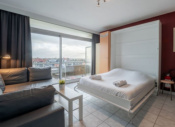 Appartement Studio 502 in Bredene, West-Vlaanderen biedt een moderne woonkamer met uitzicht op de stad en comfortabele zitruimte.