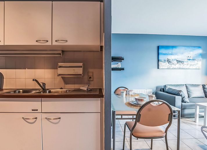 Gezellige binnenruimte van Appartement Studio 502 in Bredene, West-Vlaanderen met uitzicht op de stad en comfortabel ingerichte slaap- en zithoek.