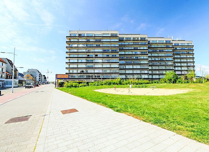 Uitzicht vanaf Appartement Studio 502 in Bredene, West-Vlaanderen, Belgie, met groene parken en stedelijke omgeving.
