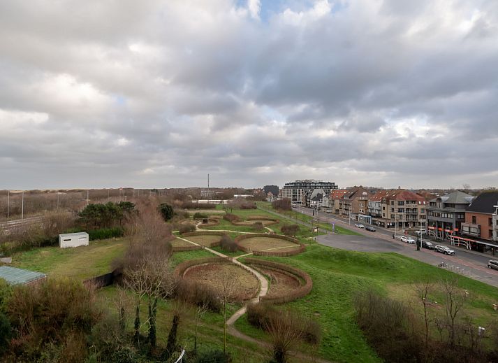 Moderne keuken in Appartement Studio 502, Bredene, West-Vlaanderen, Belgie. Uitgerust met alle gemakken voor een comfortabel verblijf.