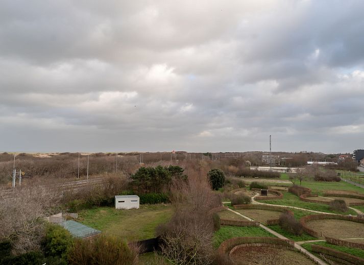 Gezellige binnenruimte van Appartement Studio 502 in Bredene, West-Vlaanderen met comfortabel bed en uitzicht op de stad.