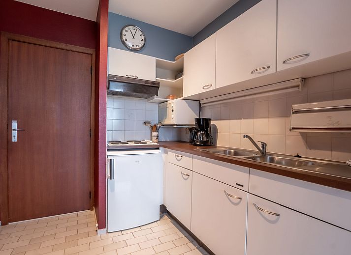 Gezellige binnenruimte van Appartement Studio 502 in Bredene, West-Vlaanderen met comfortabel bed en uitzicht op de stad.