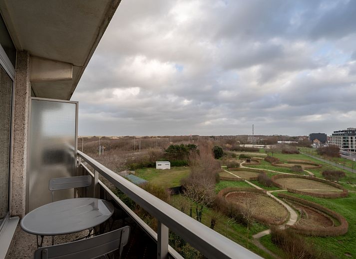 Gezellige binnenruimte van Appartement Studio 502 in Bredene, West-Vlaanderen met comfortabel bed en uitzicht op de stad.