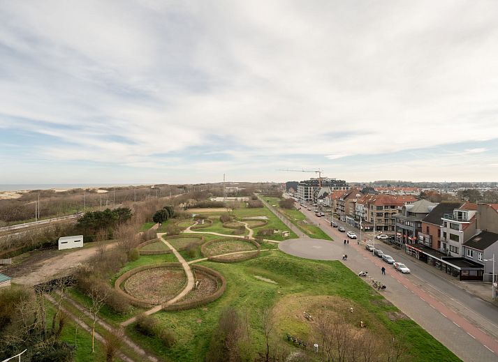 Schlafzimmer im Appartement Ref. 704 in Bredene, Westflandern mit bequemem Bett und Panoramablick auf die gruene Umgebung.