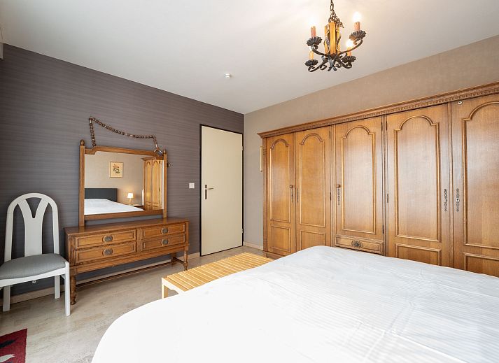 Schlafzimmer im Appartement Ref. 704 in Bredene, Westflandern mit bequemem Bett und Panoramablick auf die gruene Umgebung.