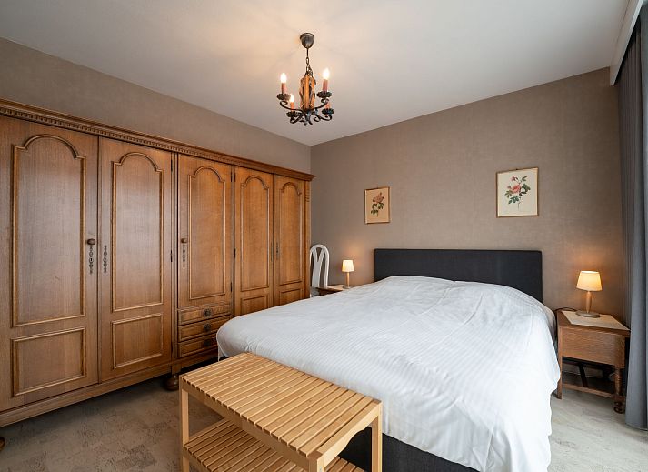 Die Wohnung Nr. 704 in Bredene, Westflandern, bietet einen atemberaubenden Blick auf moderne Architektur und eine gruene Umgebung.