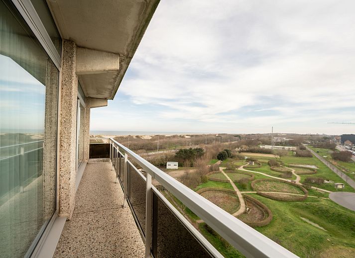 Die Wohnung Nr. 704 in Bredene, Westflandern, bietet einen atemberaubenden Blick auf moderne Architektur und eine gruene Umgebung.